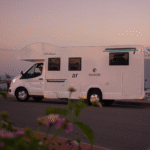 caravana en atardecer